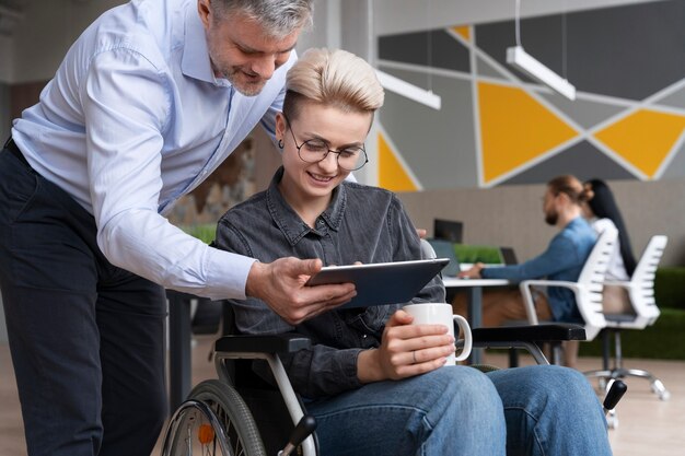 Jak technologia AssistiveTouch na iPhone pomaga osobom niesłyszącym?